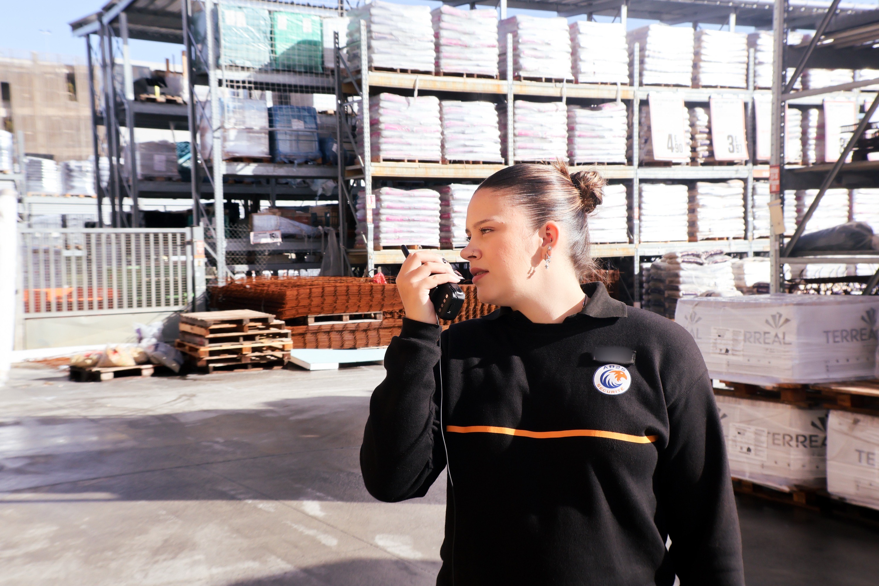 Agent de surveillance AB2S avec radio